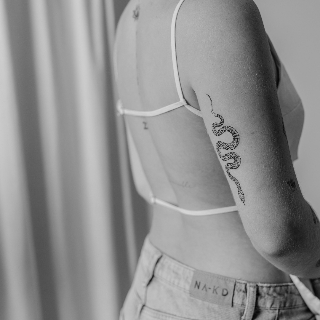 Midlertidig tatovering på ribbenene: 10 smukke designs til din krop