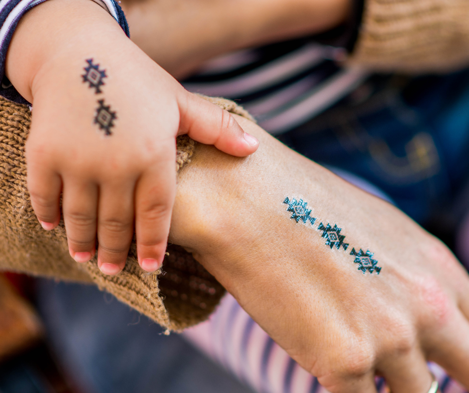 Stick-on tatoveringsingredienser: hvad er midlertidige tatoveringer lavet af?